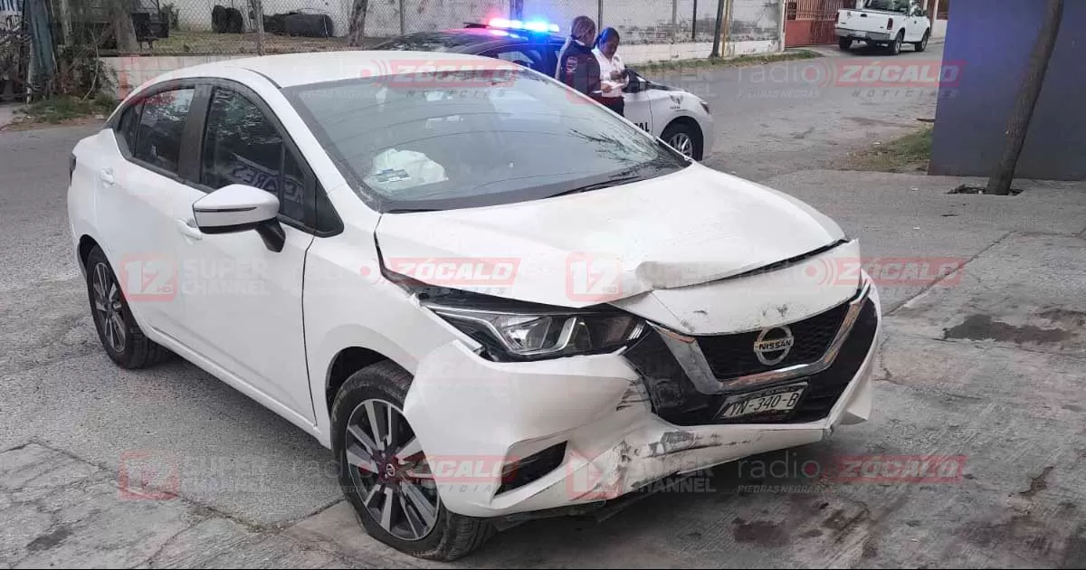 Clientes y empleados se llevaron un susto cuando escucharon un fuerte estruendo en la pared de la tienda ubicada en la colonia Santa Cruz