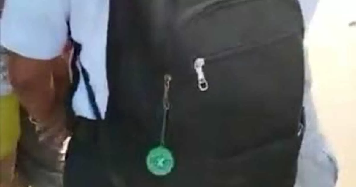 Un grupo de padres y madres de familia junto con autoridades de una Telesecundaria en Oaxaca fueron evidenciadas por promover discriminación