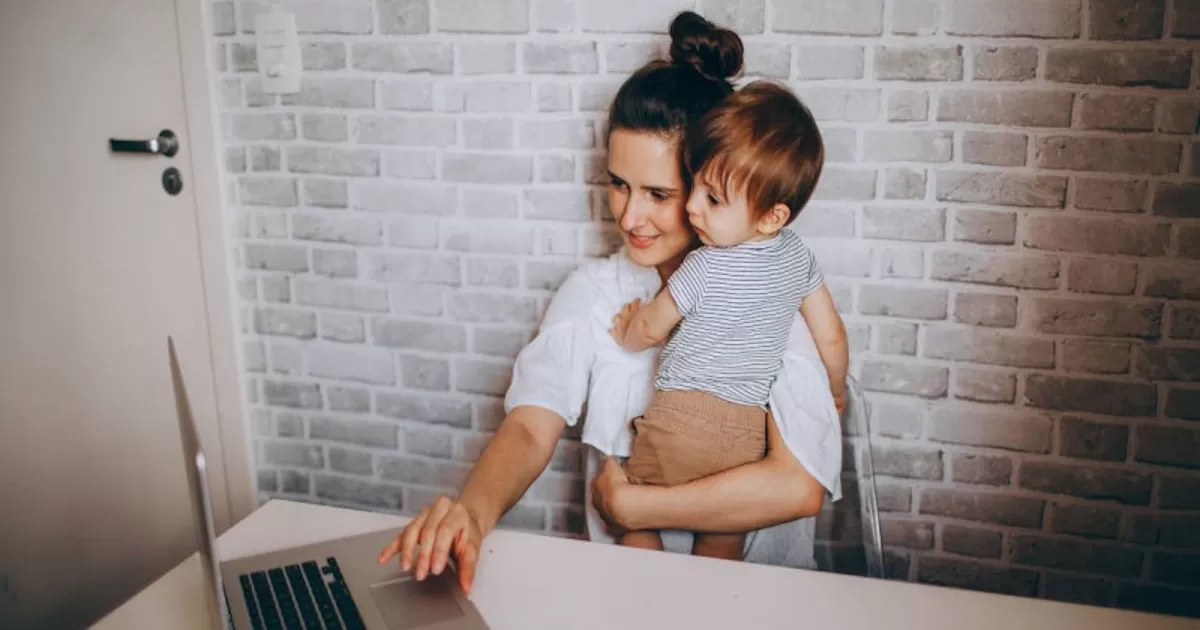 Una encuesta realizada por Grupo Adecco encontró que, si bien las empresas cuentan con políticas (para hombres y mujeres) para atender situaciones familiares y/o de las y los hijos, las mujeres continúan en desventaja