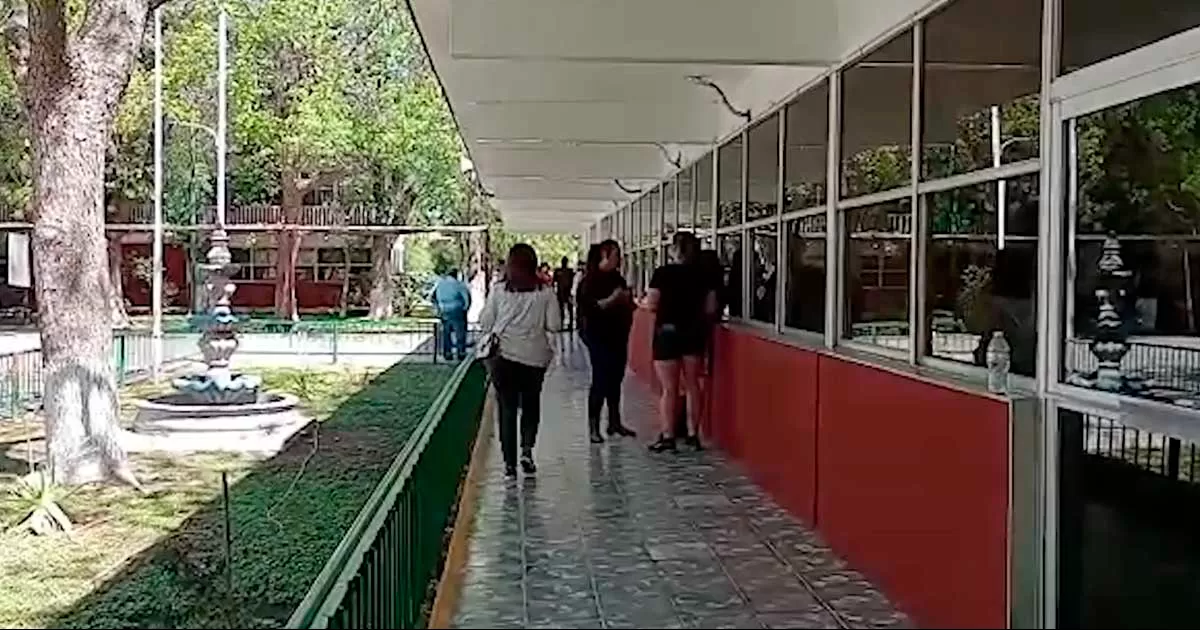 Padres de familia acudieron a las instalaciones del plantel a recoger las boletos de calificaciones que corresponden al segundo trimestre