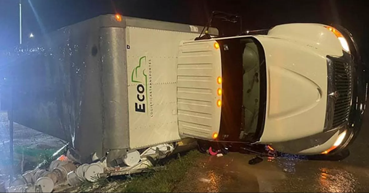 Lluvia y exceso de velocidad juega en contra a trailero; vuelca en Acuña