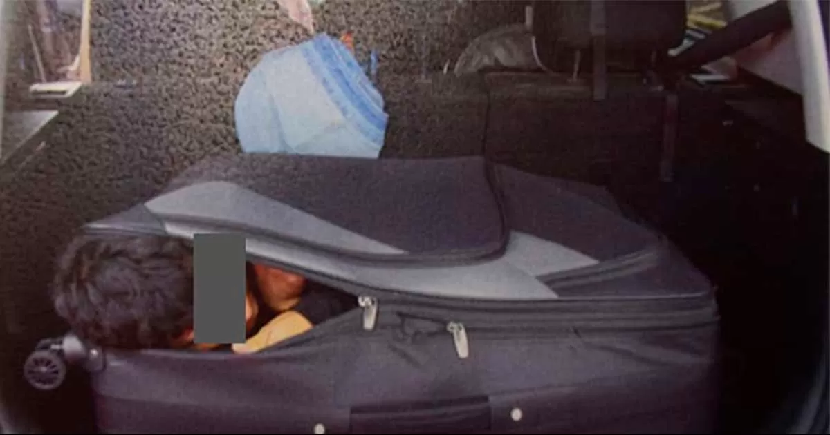 Oculta a migrantes indocumentados en dos maletas de equipaje