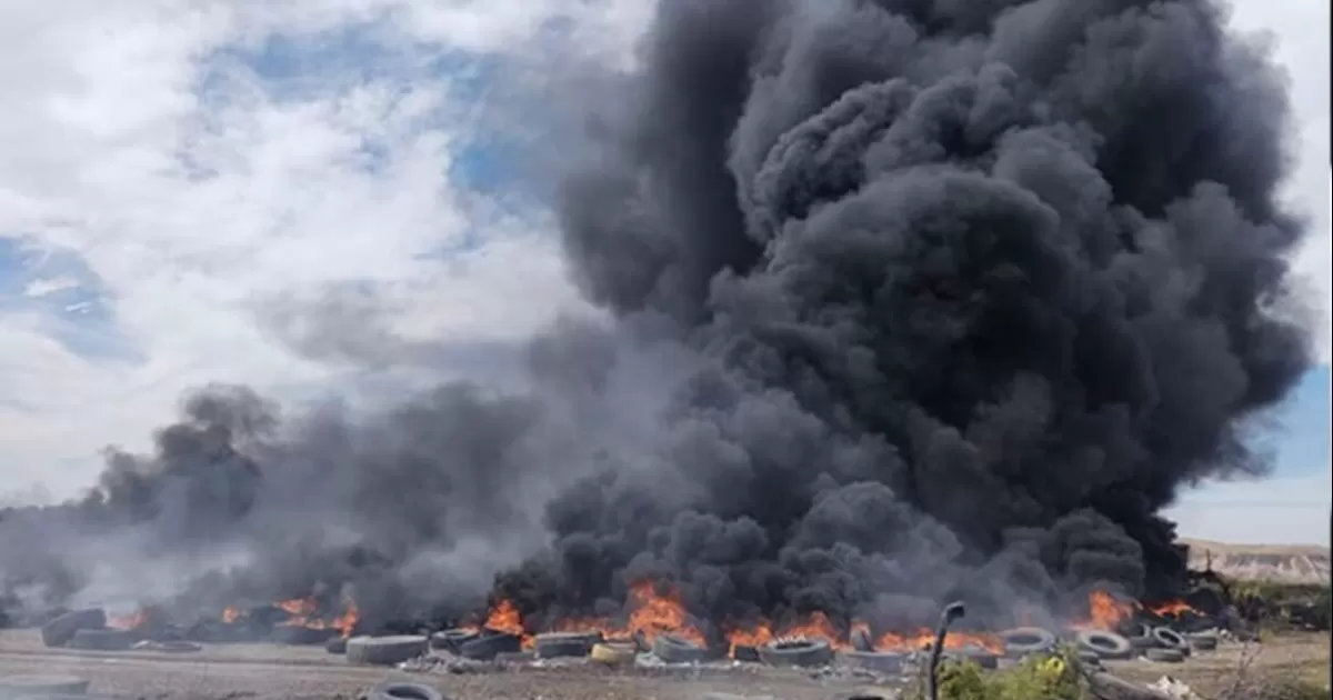 Miles de llantas y basura  fueron consumidas por el fuego en un predio usado por municipio para acumular basura