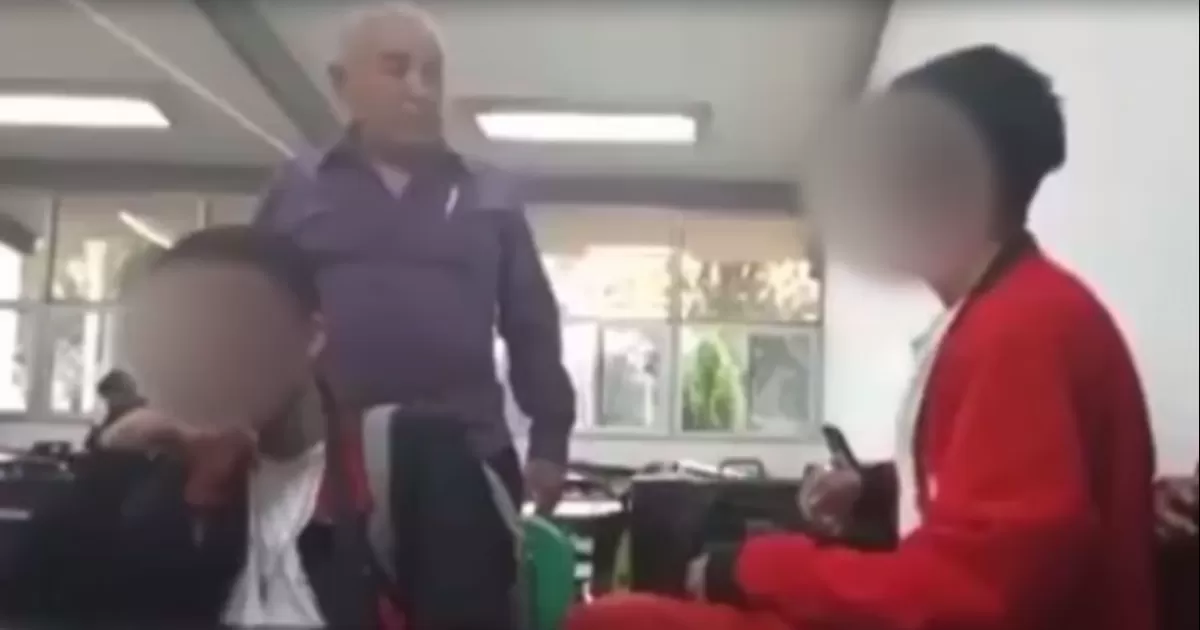 Este lunes se viralizó un video en el que se observa al profesor decirle al estudiante “te rompo tu madre”