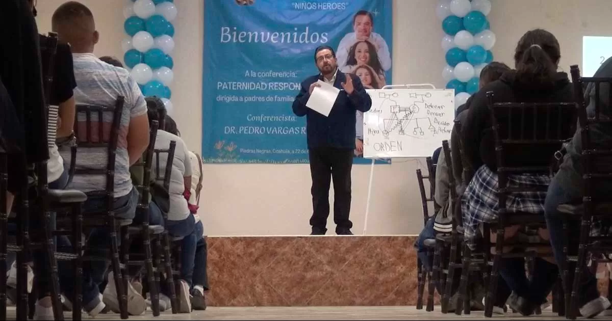 Imparten plática a alumnos y padres sobre paternidad responsable