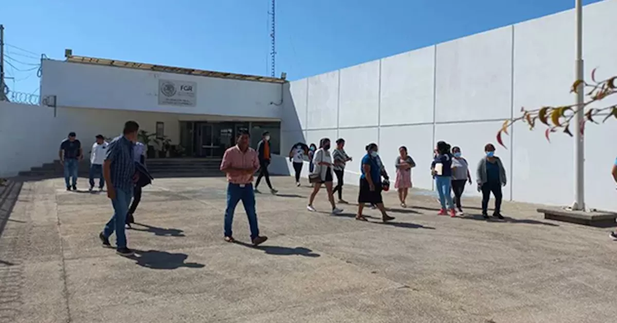 Policías detenidos por caso Ayotzinapa son ‘chivos expiatorios’, acusan familiares