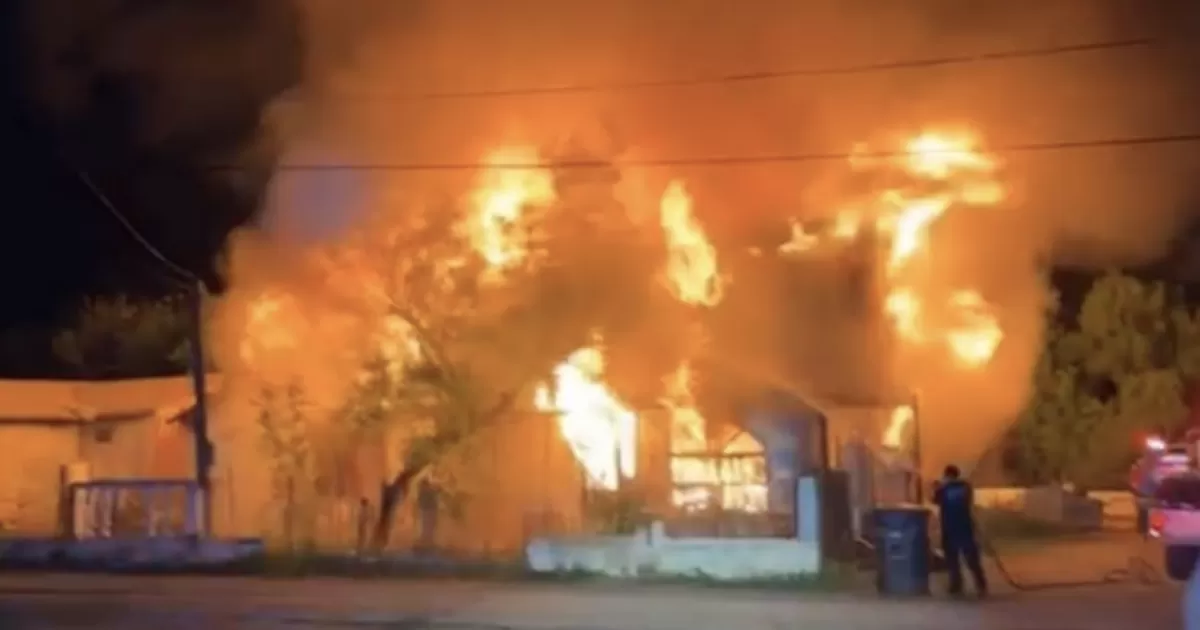 Fuego consume una vivienda de madera en Eagle Pass