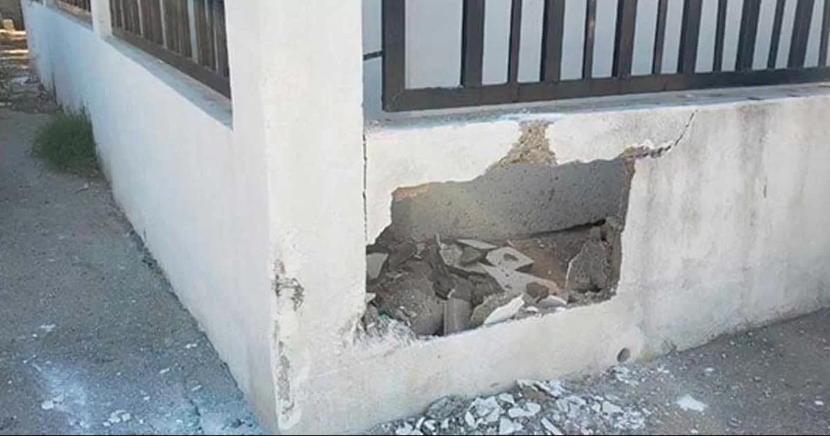 Estampa auto contra barda en Acuña