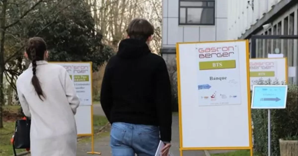 Los testimonios aseguran que el joven habría permanecido unos 20 minutos tumbado en el suelo sin recibir ningún tipo de ayuda durante ese tiempo.