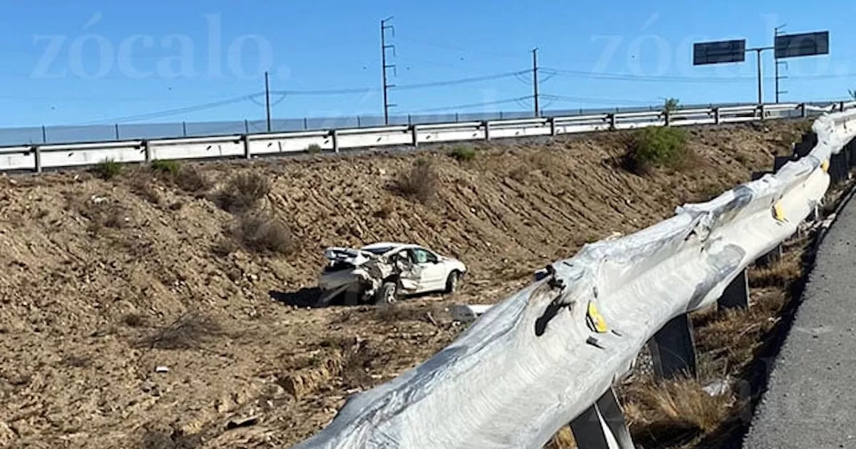 Hombre vuelca su automóvil y termina dentro de un barranco en la carretera a Zacatecas