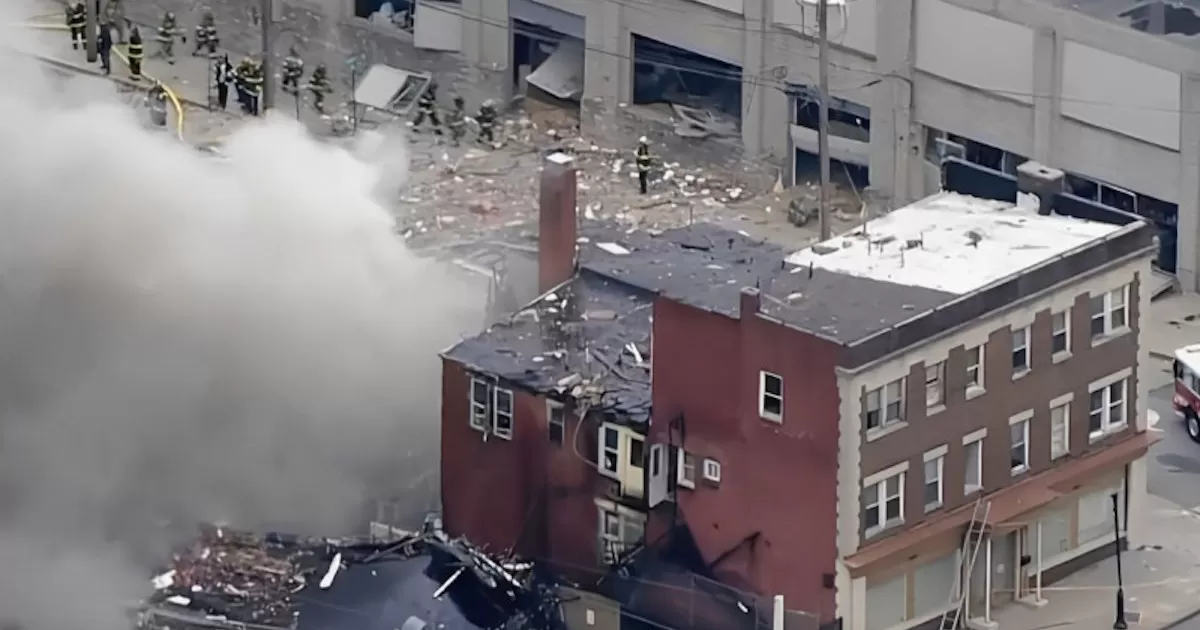 Explota una fábrica de chocolates y deja 2 muertos; graban momento exacto del estallido