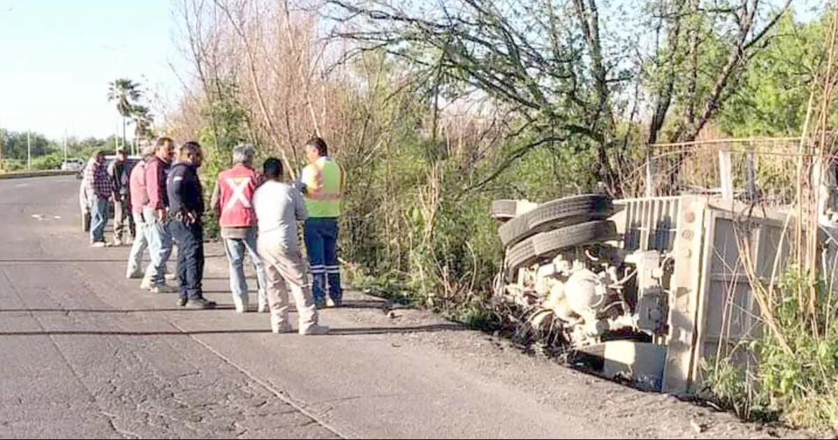 Vuelca tráiler y topa con vivienda en Sabinas