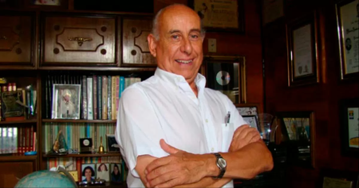 Además de haber desarrollado una sólida y ejemplar trayectoria de 65 años frente al micrófono, también con sus versos y tres diferentes rondallas ha paseado el nombre de Saltillo por todo el país.