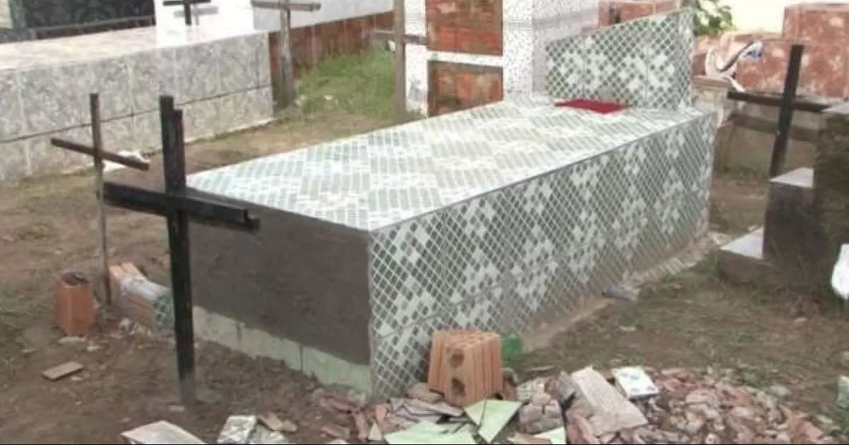 La mujer de 36 años fue rescatada con vida del interior de una tumba en un cementerio de Brasil.