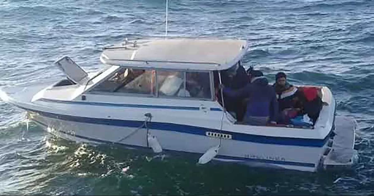 Rescatan a 15 migrantes varados en alta mar en Baja California