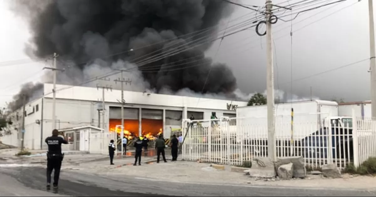 Una aparente explosión fue lo que testigos escucharon precedido de las llamas que en minutos consumieron las bodegas del IMSS en Arteaga.
