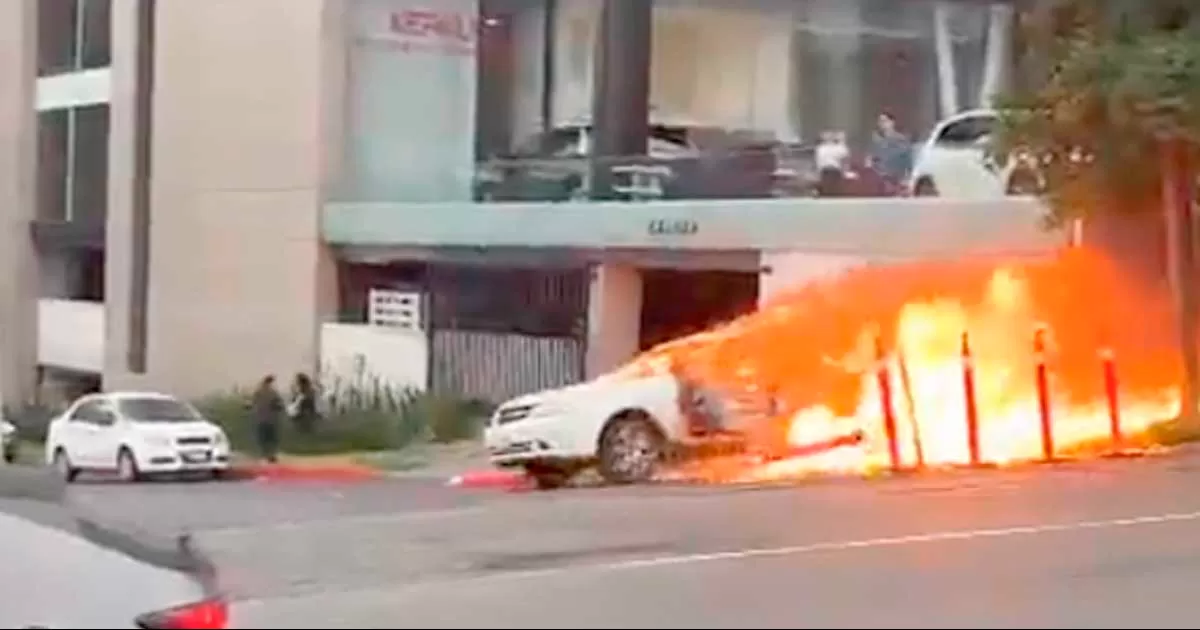 Envuelto en fuego fue como un automóvil bajo desde Chipinque hasta la avenida San Ángel en el. municipio de San Pedro