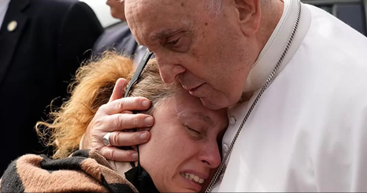 VIDEO: El papa abraza y consuela a unos padres rotos por la muerte de su hija