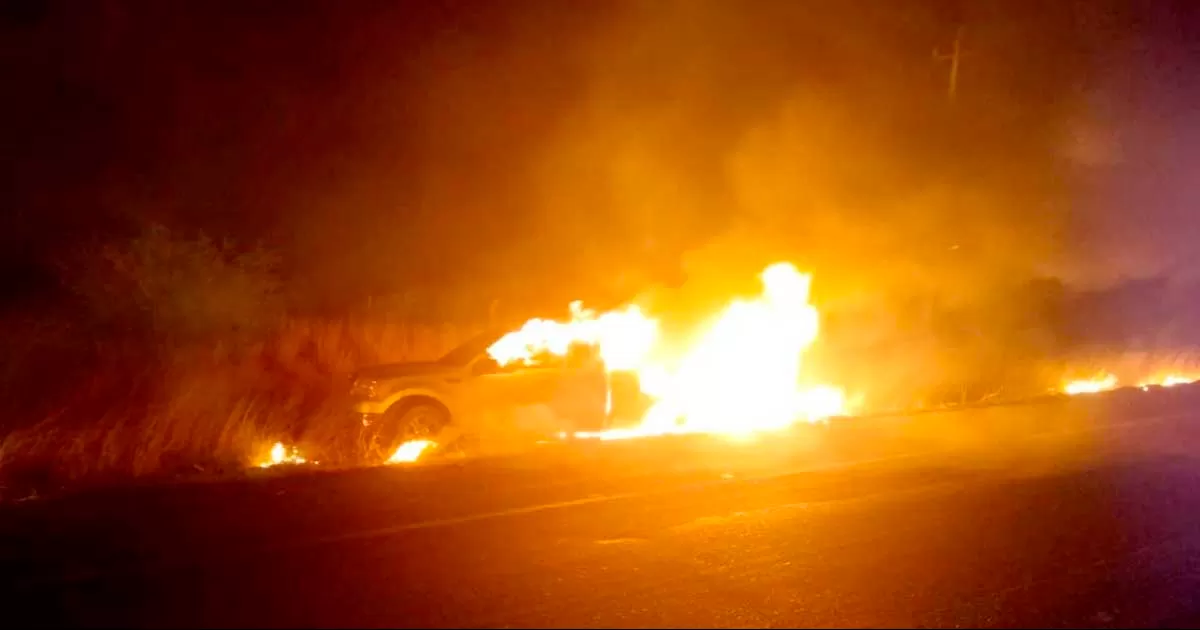 Se pegan balatas y arde camioneta en Sabinas