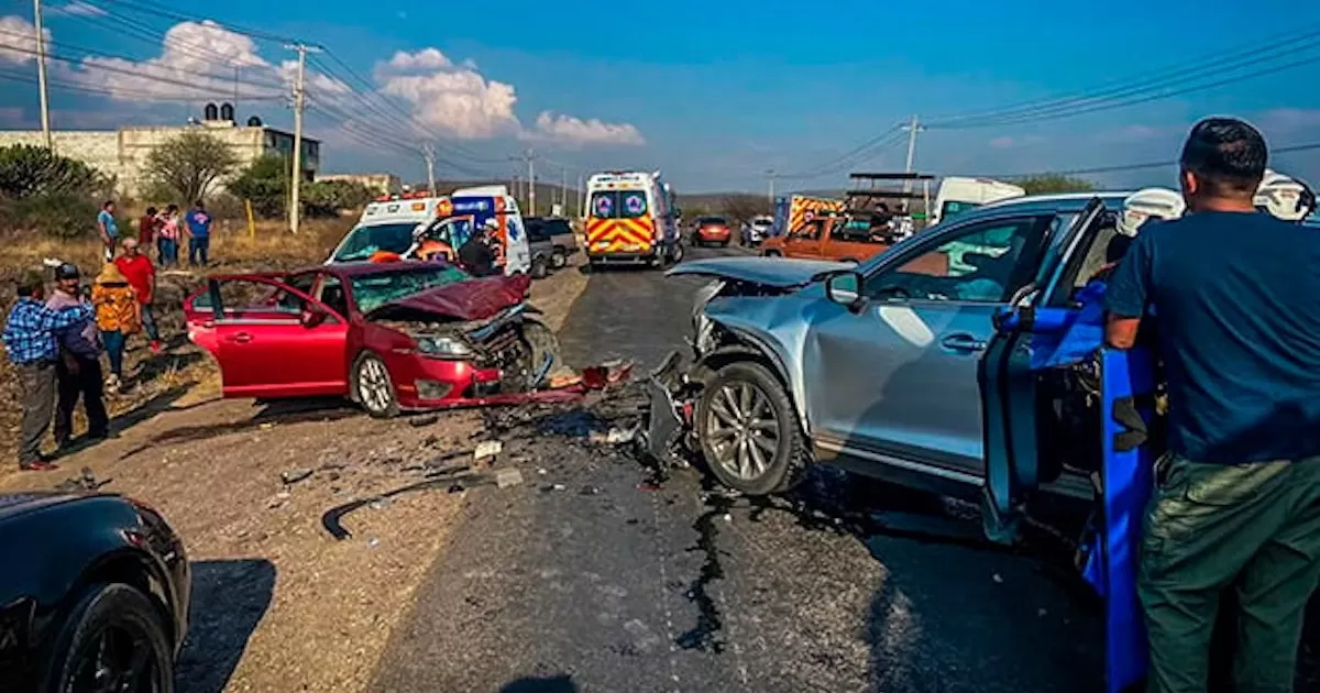 Servicios de emergencia atendieron a diez personas lesionadas sobre la carretera estatal 500 de Querétaro, producto de un choque