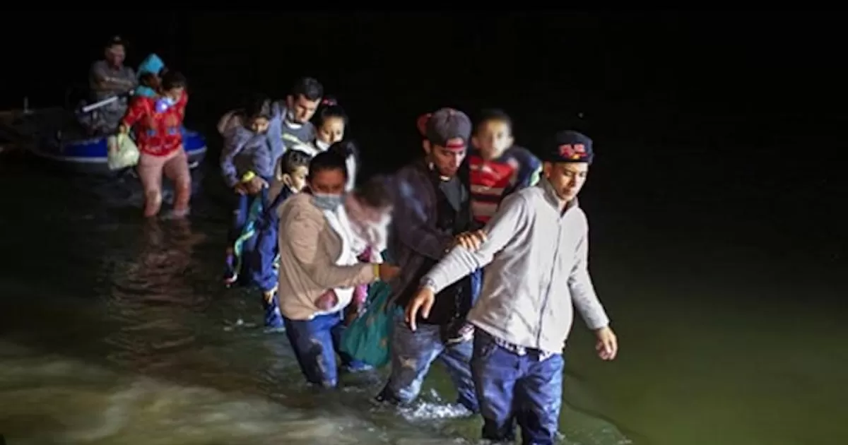 Logran mega rescate de 150 migrantes de una isla en el río Bravo