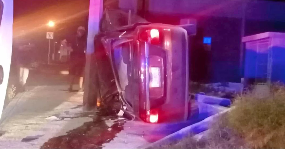 Pierde el control del auto y se vuelca en Zaragoza