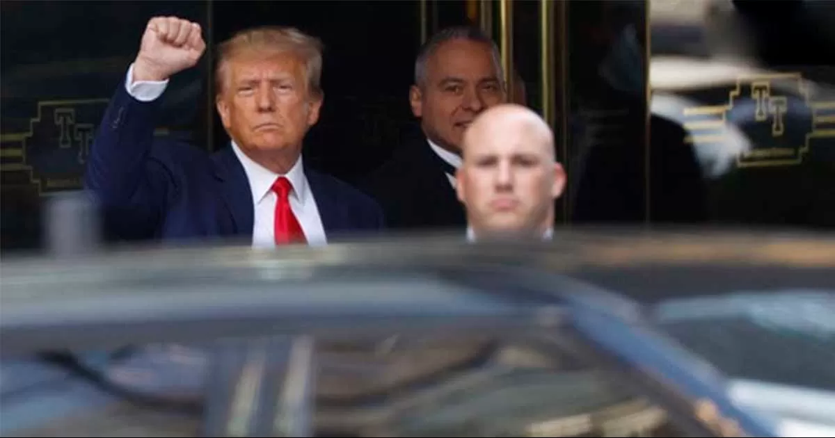 Donald Trump se entrega a autoridades de NY para enfrentar cargos criminales; queda bajo arresto