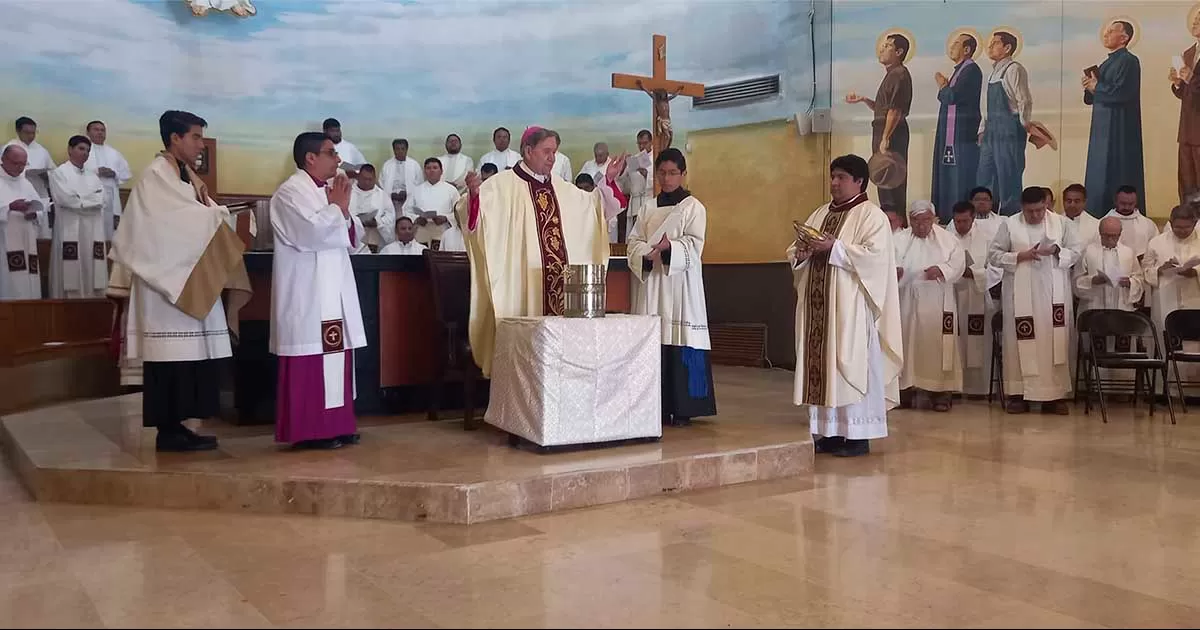 Durante la celebración se llevó cabo la bendición de los Santos Oleos y los sacerdotes realizaron la renovación de sus votos.
