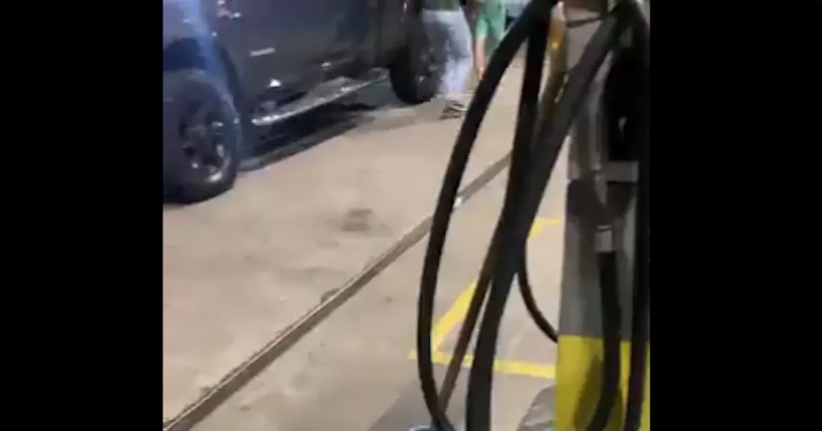 Enfurecido sujeto pateaba una camioneta y es asesinado a tiros por el conductor