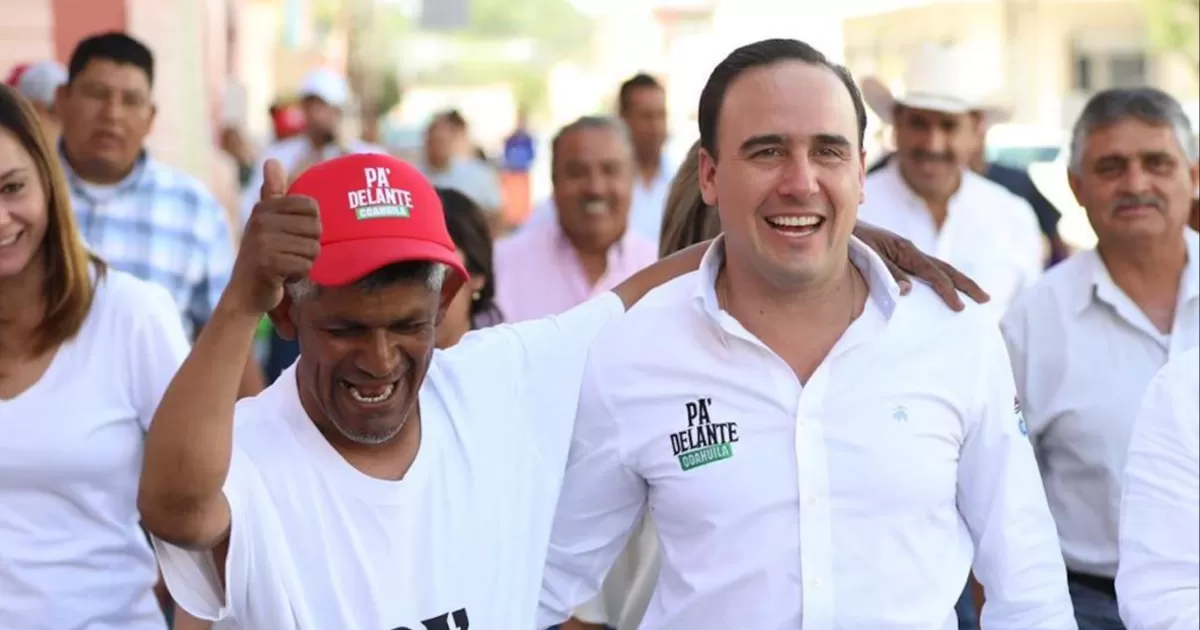 "El cambio que yo ofrezco es pa’ delante, sumando esfuerzos y objetivos en común", dijo Manolo Jiménez a su paso por el pueblo mágico de Parras de la Fuente.