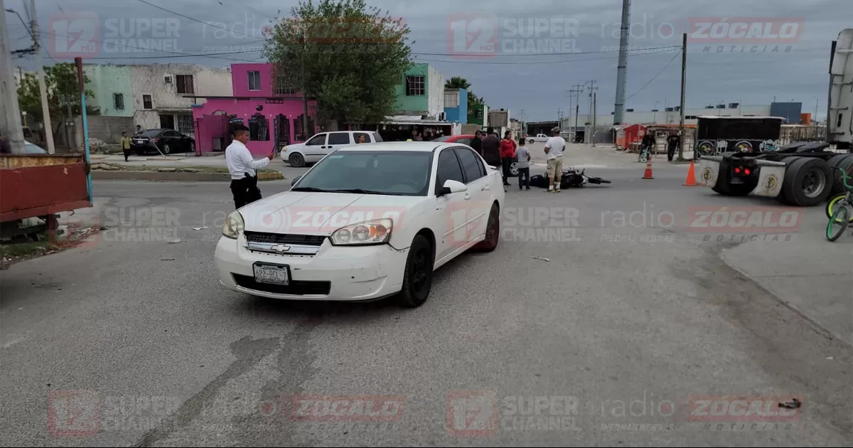 Motociclista rebasa por la derecha y automóvil lo impacta