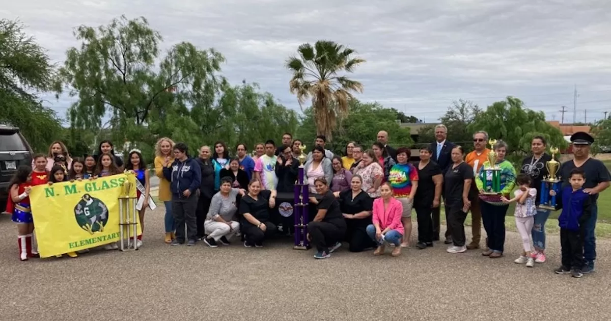 Entregan premios a ganadores del desfile de la Amistad en Eagle Pass