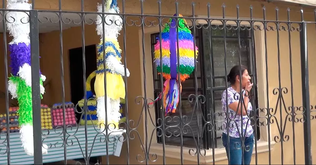 Pascua y Navidad son las fechas en las que los artesanos locales de piñatas tienen más trabajo, pues la gente pide mucho la figura de "La Coneja"