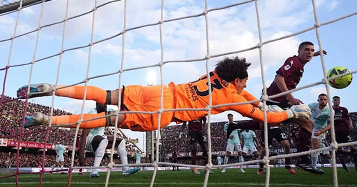 Guillermo Ochoa se viste de héroe en empate del Salernitana ante Inter de Milán
