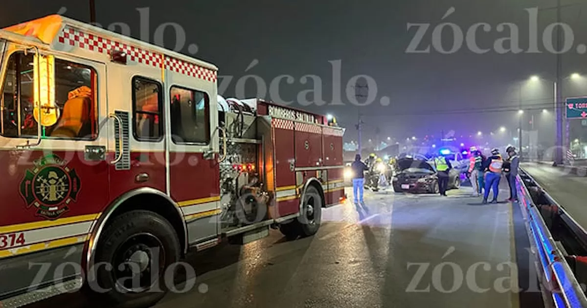 Policías de Saltillo rescatan a un hombre de su vehículo en llamas