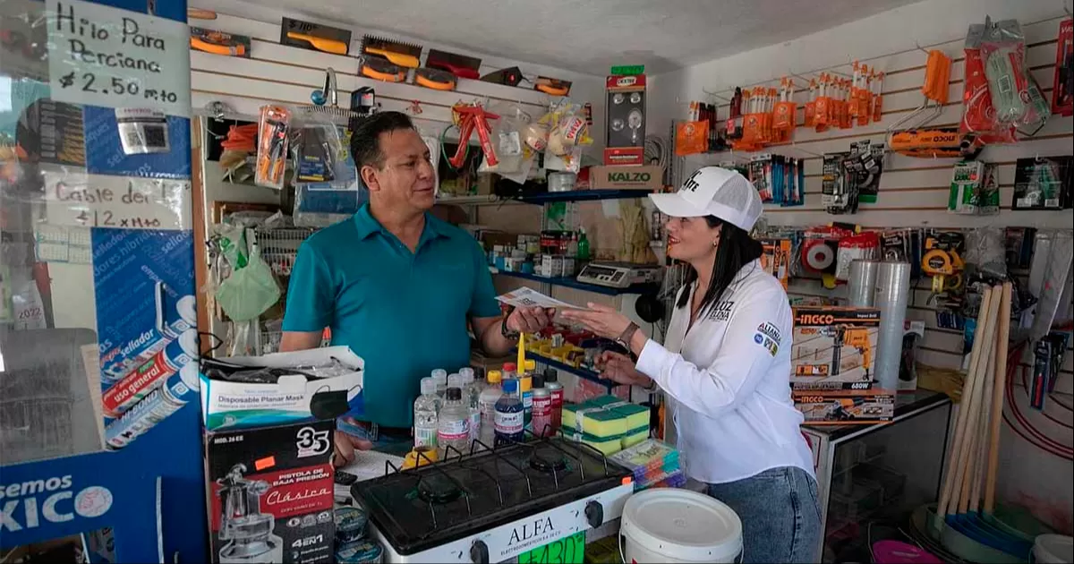 Durante sus recorridos por las colonias de su distrito, al igual que su compañera de fórmula Rocío Ramos Moncada, Luz Elena Morales se comprometió a seguir impulsando a los comerciantes locales.