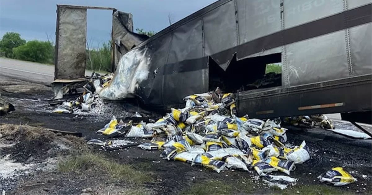 Arde tractocamión cargado con químicos en Eagle Pass