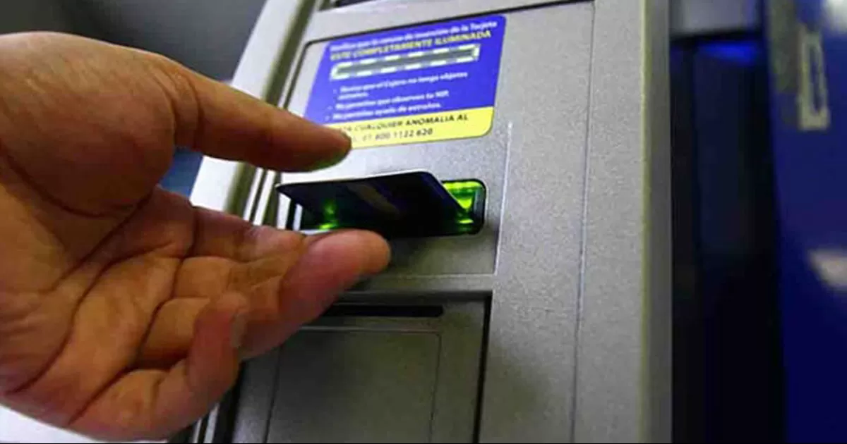 Los bancos notifican al SAT cuando tus depósitos en efectivo pasan los 15 mil pesos mensuales; la autoridad fiscal te puede auditar.