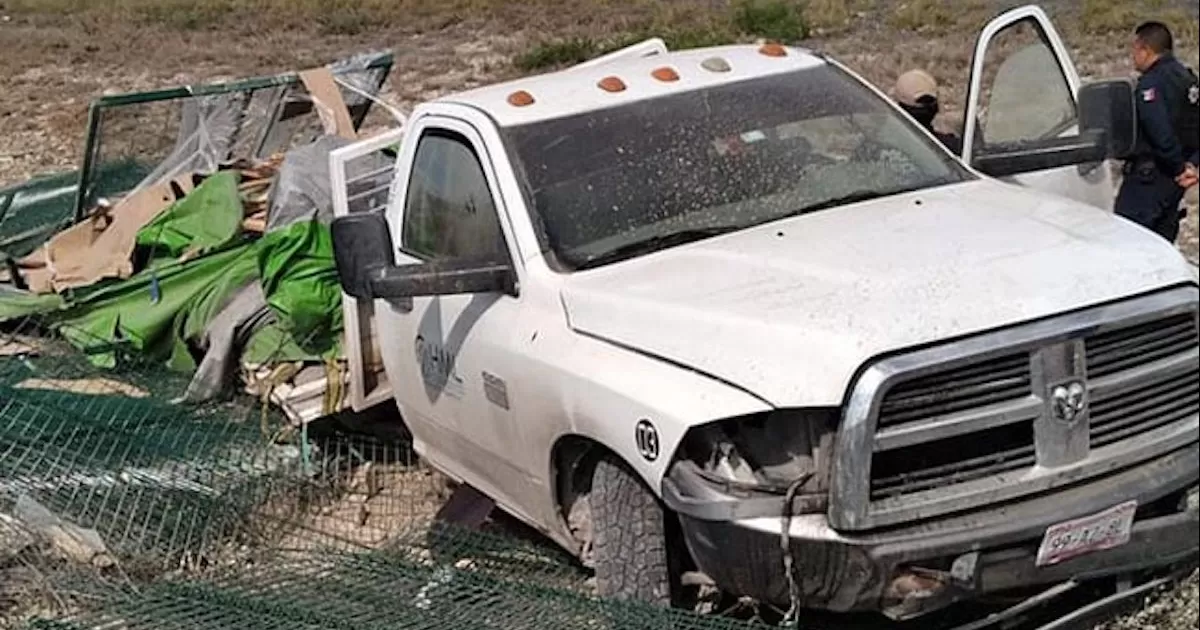 Transportaba cerca metálica prefabricada y se salió de la carretera a la altura del kilómetro 42
