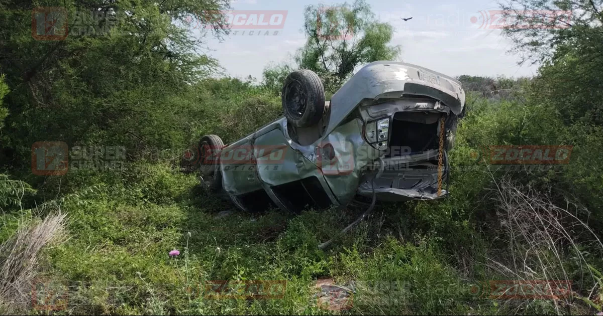 Vuelcan jóvenes en carretera a la presa de La Amistad