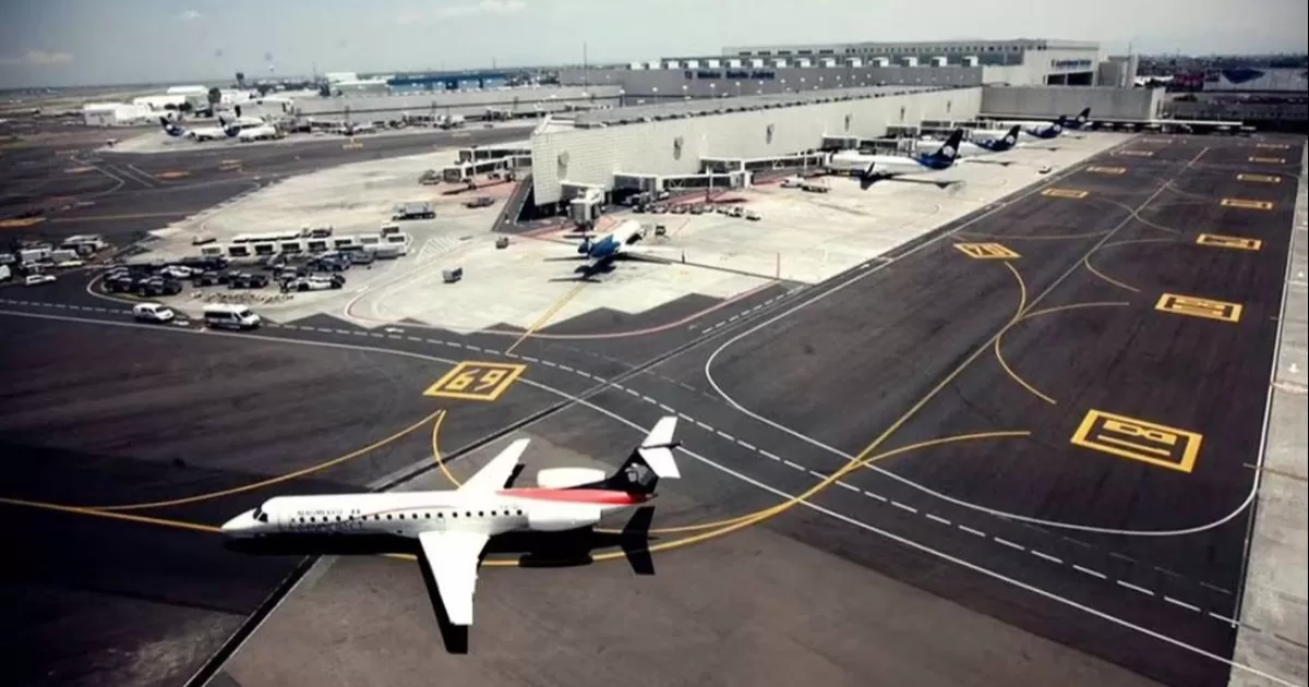 El impacto ocurrió entre la punta del ala de un vehículo y el estabilizador del otro, informó la terminal aérea