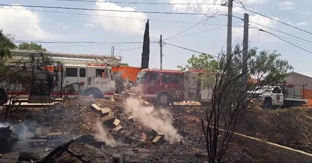 Un hombre que se encontraba limpiando un lote lleno de zacatal y basura, se le ocurrió arrojar una colilla de cigarro, provocando el siniestro