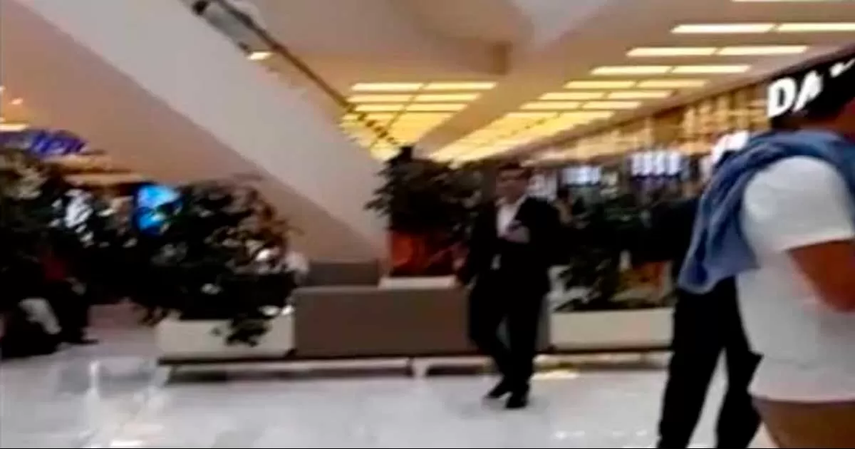 En el tiroteo que ocurrió en el interior de una famosa cafetería, también resultó un oficial de policía herido, por lo que fue trasladado a un hospital para su valoración médica