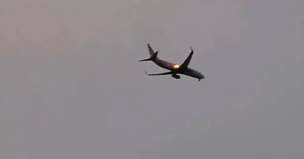 VIDEO: Se incendia motor de avión de American Airlines en pleno vuelo tras chocar contra ave