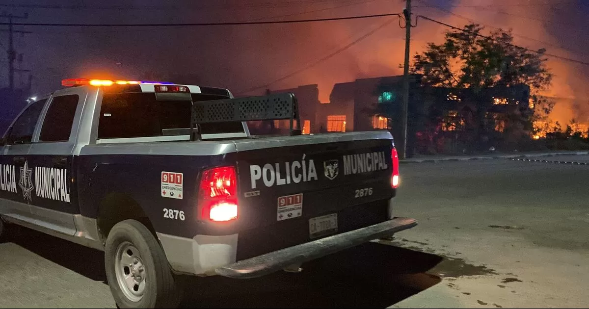 Desalojan clínica del IMSS ante fuego fuera de control por fuertes vientos.