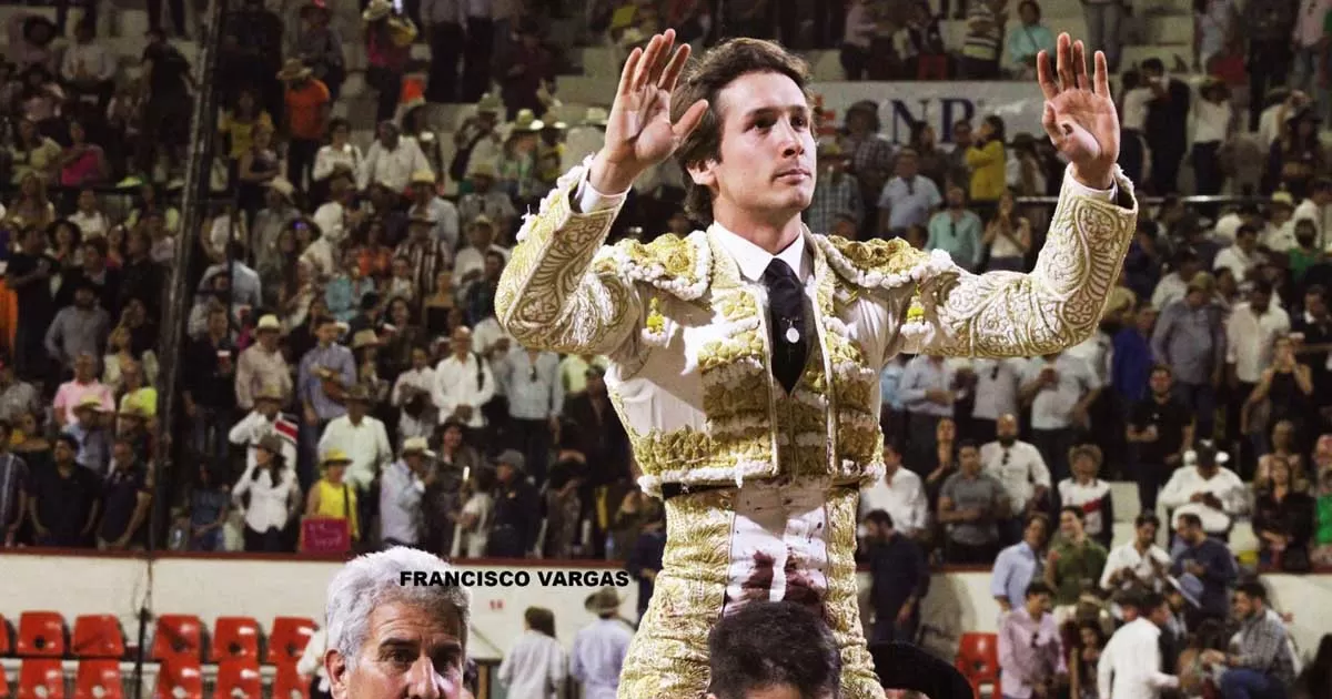 Triunfal tarde de Arturo Gilio, corta dos orejas y sale en hombros