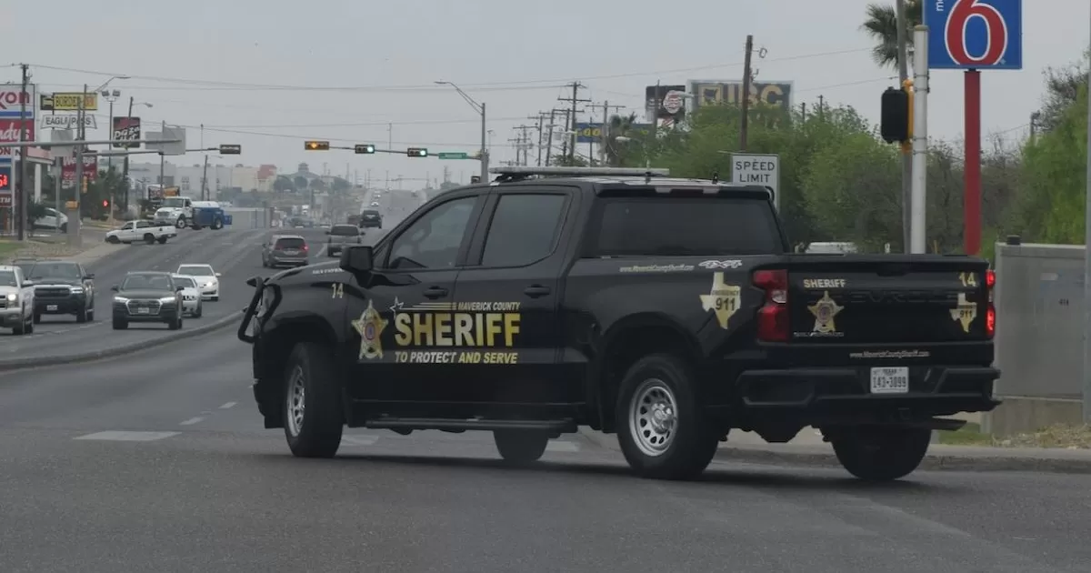 Caen dos traficantes y aseguran a 11 migrantes en Eagle Pass