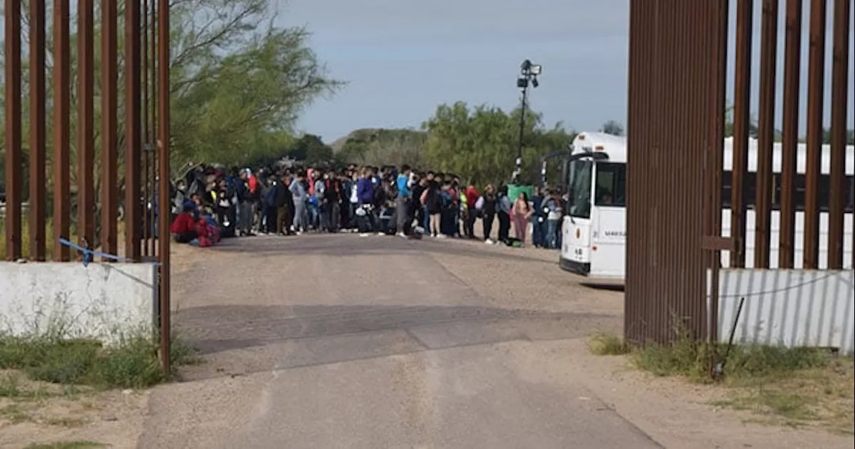 Hasta 100 mil migrantes esperan crucen por Eagle Pass