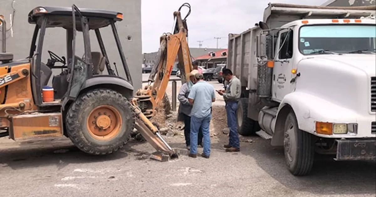 Inspectores apoyados por una Patrulla de la Policía Municipal llegaron al lugar y aseguraron una máquina retro excavadora y un camión tipo dompe.