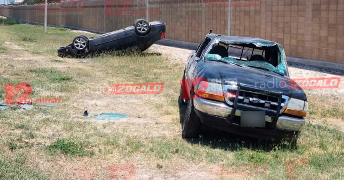 Un automóvil que era remolcado sufrió una falla mecánica cuando bajaba por el puente a la altura de Río Escondido, golpeando por detrás a la camioneta que lo estiraba.